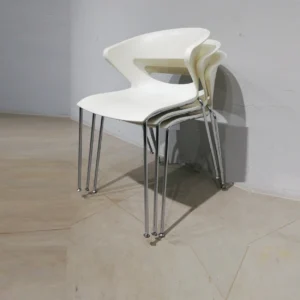 Silla apilable de plástico (55x46x75cm) de ocasión procedente de una empresa en cierre en venta en cabauoportunitats.com