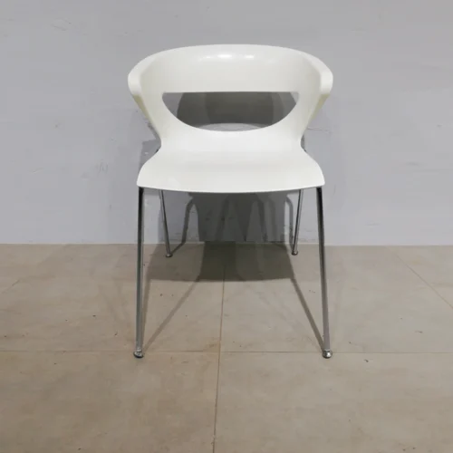 Silla apilable de plástico (55x46x75cm) de ocasión procedente de una empresa en cierre en venta en cabauoportunitats.com