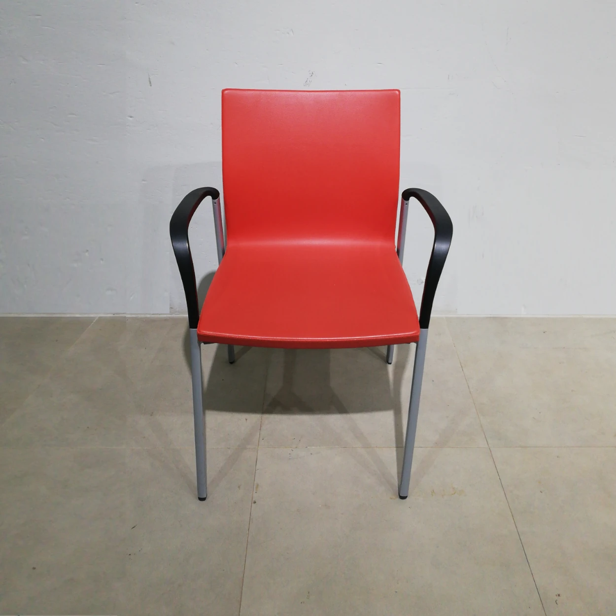 Cadira per a oficina 59x49x87cm feta d'estructura d'acer i entapissat vermell