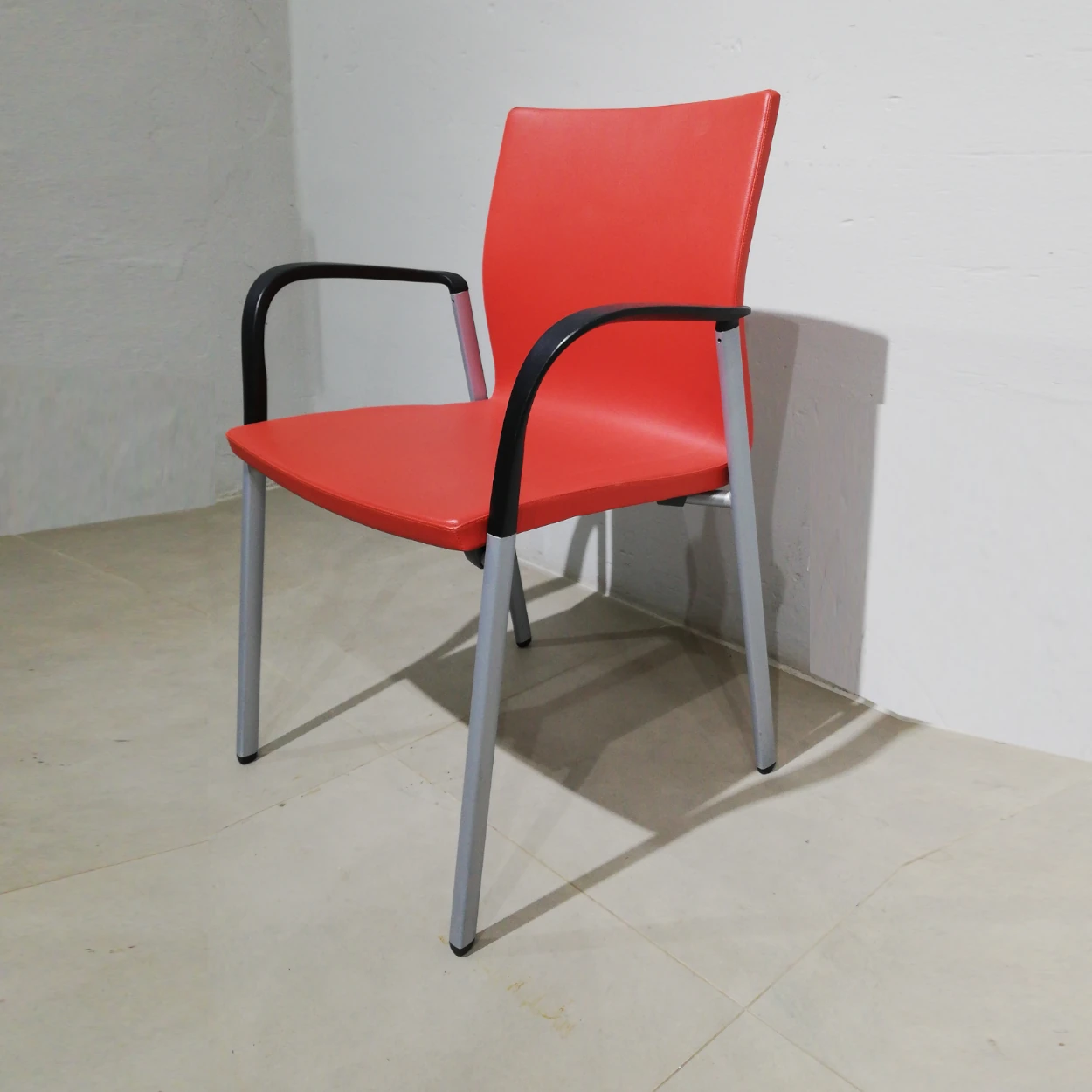 Cadira per a oficina 59x49x87cm feta d'estructura d'acer i entapissat vermell