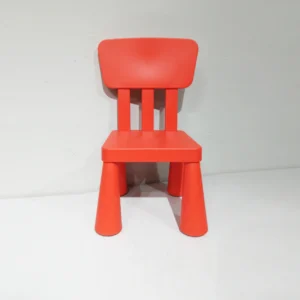 Silla infantil (39x30x68cm) de plástico roja para interiores y exteriores de segunda mano