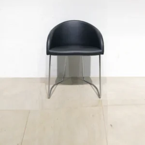 Silla para oficina (54x46x77 cm) de estructura metálica y acabados de piel negra