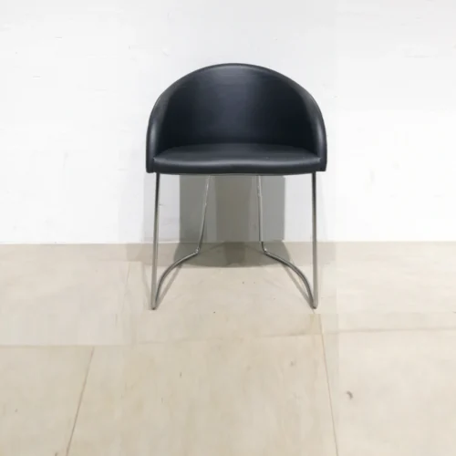 Silla para oficina (54x46x77 cm) de estructura metálica y acabados de piel negra