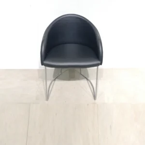 Silla para oficina (54x46x77 cm) de estructura metálica y acabados de piel negra