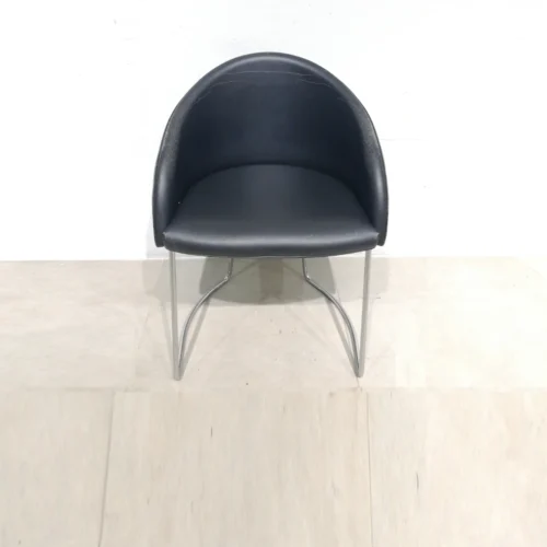 Silla para oficina (54x46x77 cm) de estructura metálica y acabados de piel negra