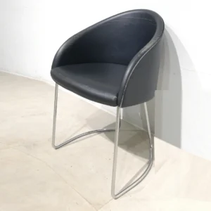 Silla para oficina (54x46x77 cm) de estructura metálica y acabados de piel negra