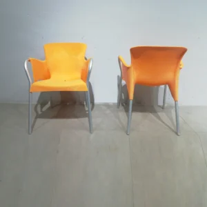 Cadires de terrassa 60x58x76cm feta de plàstic i potes d'alumini de segona mà