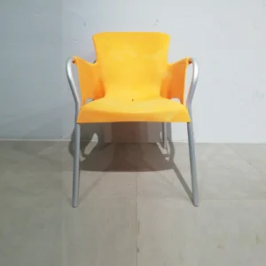 Cadires de terrassa 60x58x76cm feta de plàstic i potes d'alumini de segona mà