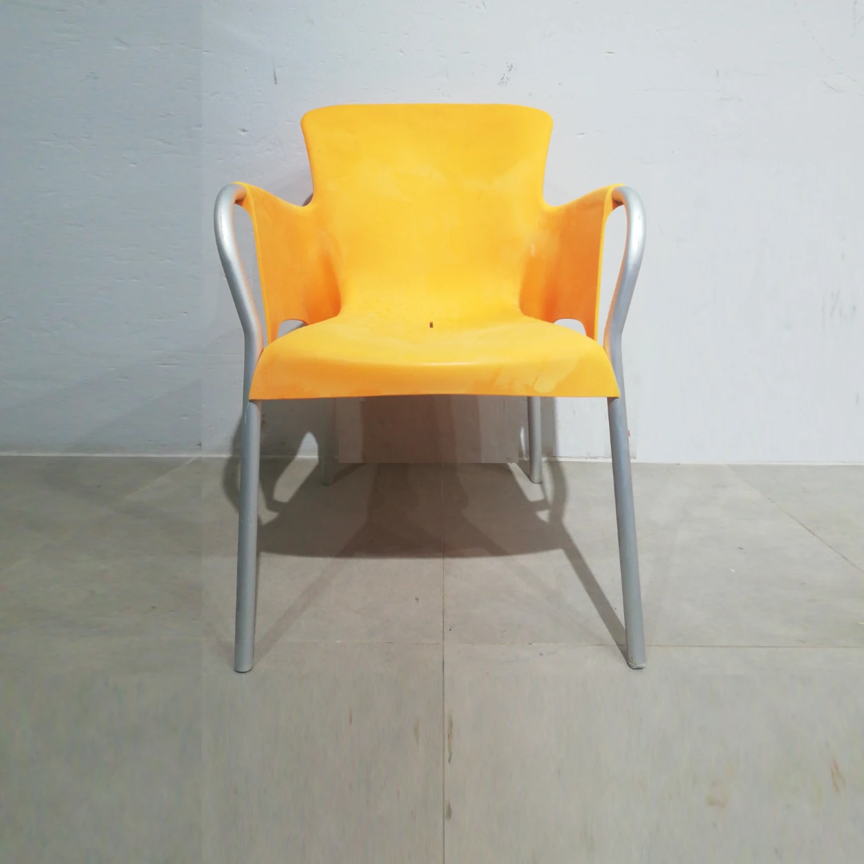 Cadires de terrassa 60x58x76cm feta de plàstic i potes d'alumini de segona mà