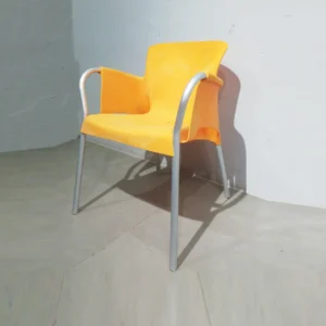 Cadires de terrassa 60x58x76cm feta de plàstic i potes d'alumini de segona mà