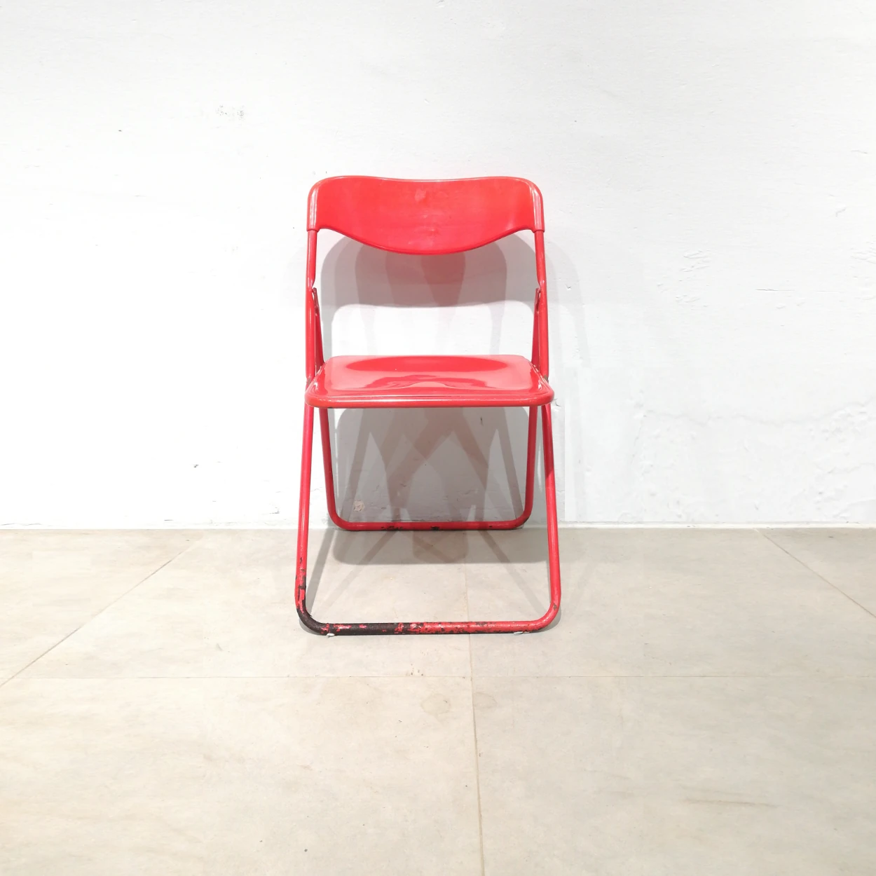 Silla plegable metรกlica roja (41x45x77 cm) procedente de una empresa en cierre