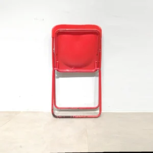 Silla plegable metรกlica roja (41x45x77 cm) procedente de una empresa en cierre