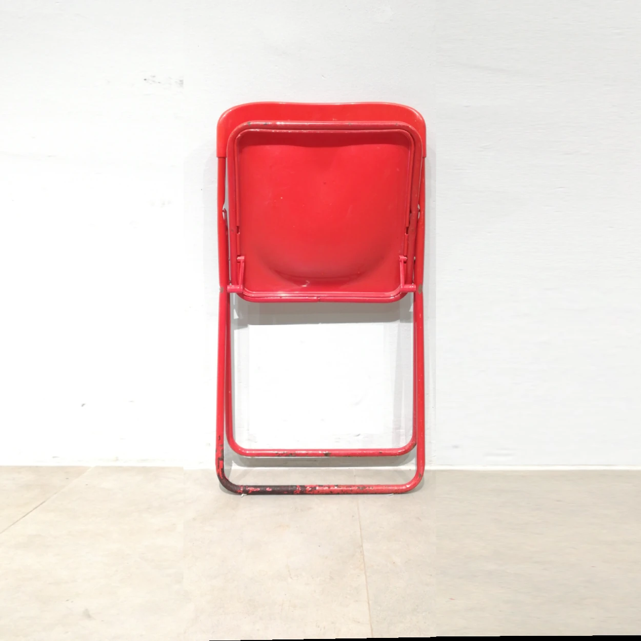 Silla plegable metรกlica roja (41x45x77 cm) procedente de una empresa en cierre
