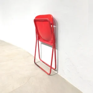 Silla plegable metรกlica roja (41x45x77 cm) procedente de una empresa en cierre