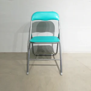 Cadira plegable amb entapissat verd (44x39x79cm) procedent d'una empresa en tancament