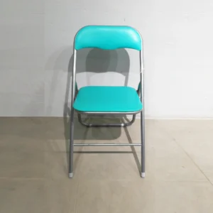 Cadira plegable amb entapissat verd (44x39x79cm) procedent d'una empresa en tancament
