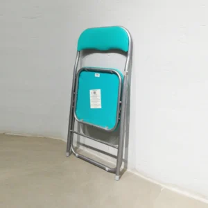 Cadira plegable amb entapissat verd (44x39x79cm) procedent d'una empresa en tancament