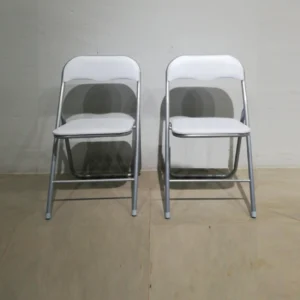 Cadira plegable amb entapissat blanc (44x39x79cm) procedent d'una empresa en tancament