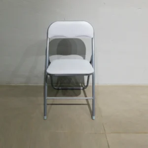 Cadira plegable amb entapissat blanc (44x39x79cm) procedent d'una empresa en tancament