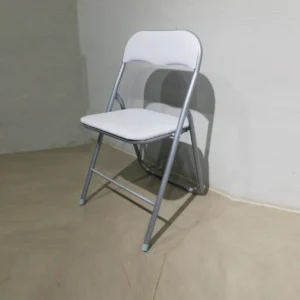 Cadira plegable amb entapissat blanc (44x39x79cm) procedent d'una empresa en tancament