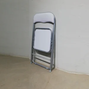 Cadira plegable amb entapissat blanc (44x39x79cm) procedent d'una empresa en tancament