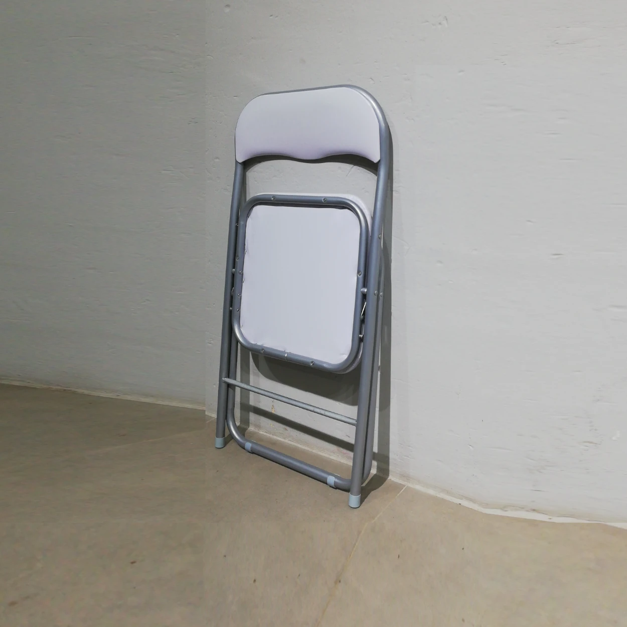 Cadira plegable amb entapissat blanc (44x39x79cm) procedent d'una empresa en tancament