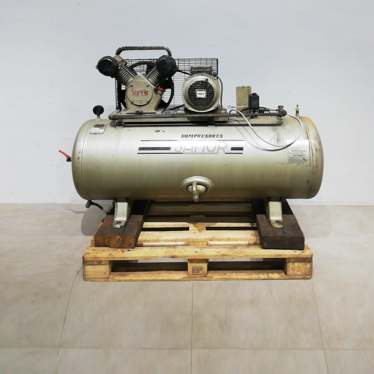 Compressor SAMUR MBT de segona mà de 300 litres en bon estat en venda a cabauoportunitats.com