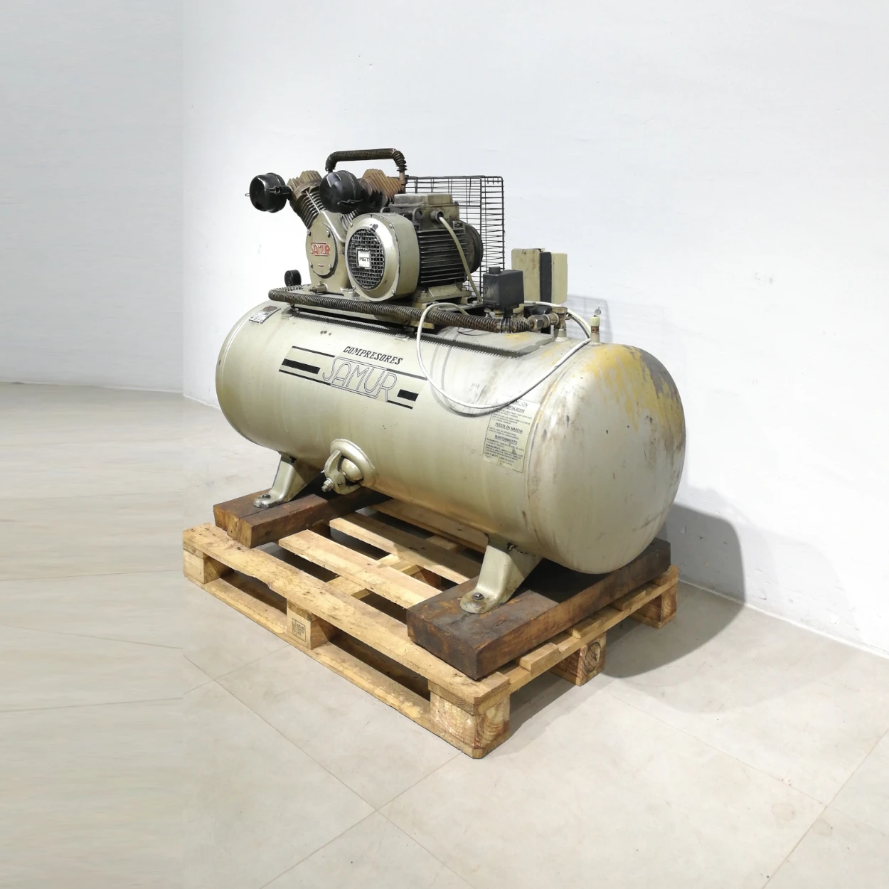 Compressor SAMUR MBT de segona mà de 300 litres en bon estat en venda a cabauoportunitats.com