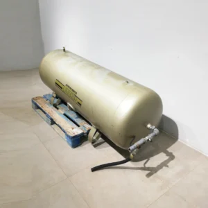 Depósito de compresor de aire UNIAIR de 500 litros procedente de una empresa en cierre