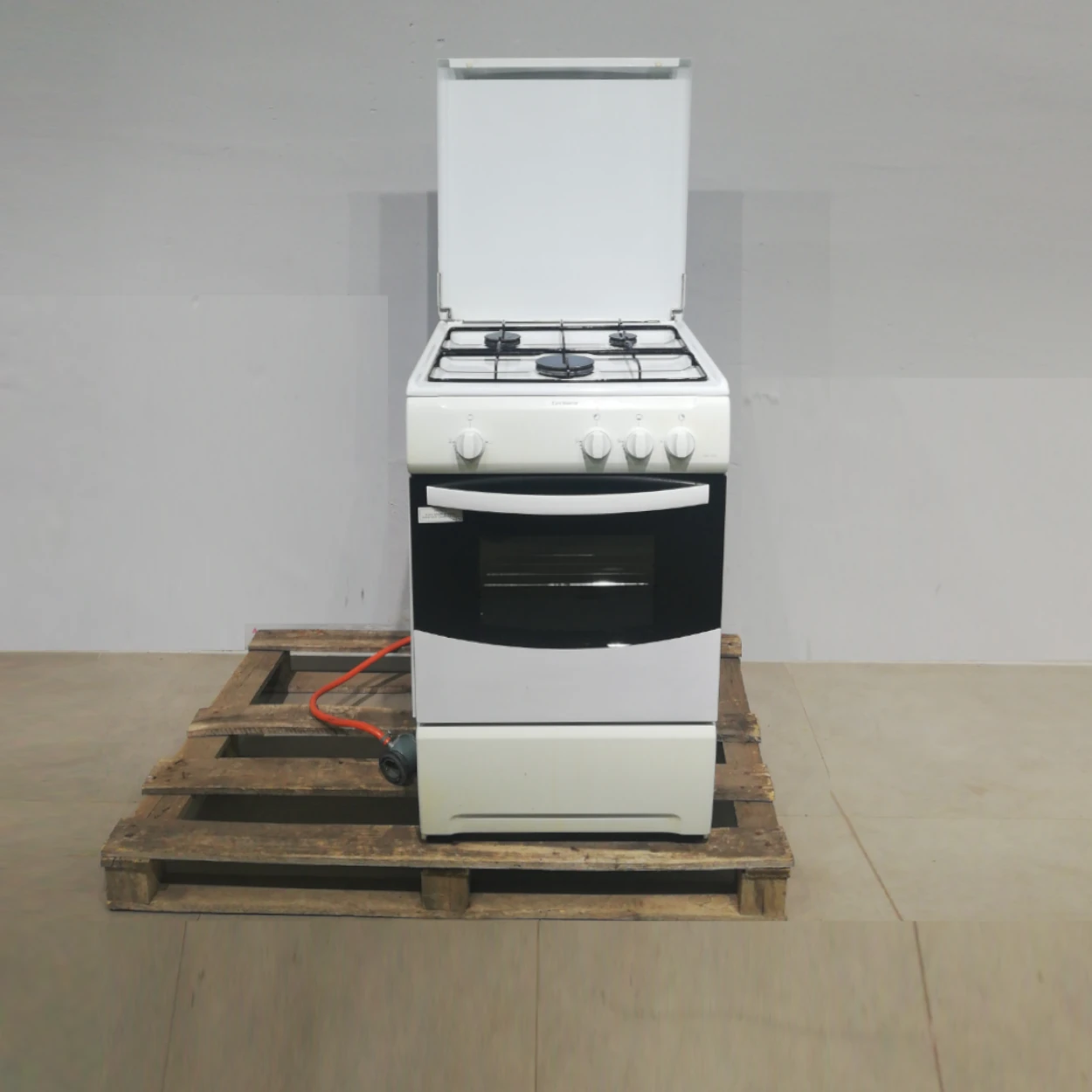 Cocina CORBERO 5030HGB7 formada por 3 fogones y 1 horno de ocasiรณn en venta por desuso