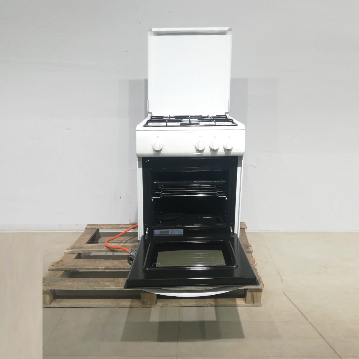 Cocina CORBERO 5030HGB7 formada por 3 fogones y 1 horno de ocasiรณn en venta por desuso