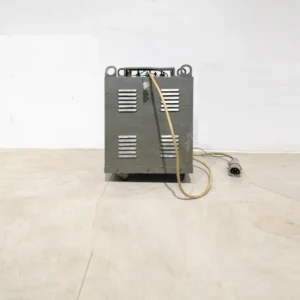 Transformador eléctrico 15 KVA (36x28x50 cm) procedente de una empresa en cierre