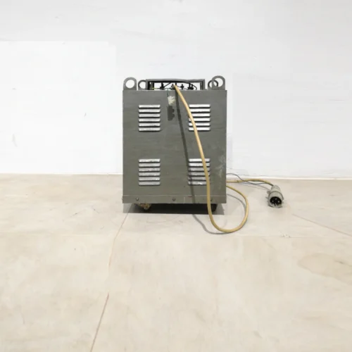 Transformador eléctrico 15 KVA (36x28x50 cm) procedente de una empresa en cierre