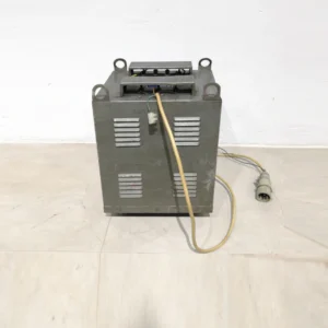 Transformador eléctrico 15 KVA (36x28x50 cm) procedente de una empresa en cierre