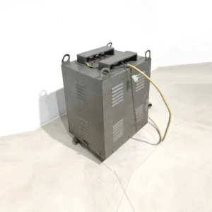 Transformador eléctrico 15 KVA (36x28x50 cm) procedente de una empresa en cierre