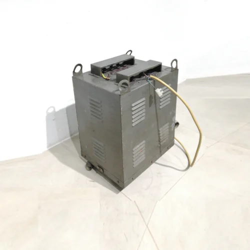 Transformador eléctrico 15 KVA (36x28x50 cm) procedente de una empresa en cierre
