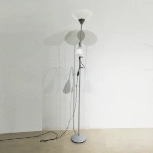 Lámpara de pie de gran elegancia, de segunda mano en buen estado en venta en cabauoportunitats.com