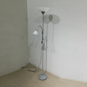 Lámpara de pie de gran elegancia, de segunda mano en buen estado en venta en cabauoportunitats.com