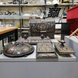 Decoració antiga d'ocasió feta de pell repujada i policromada