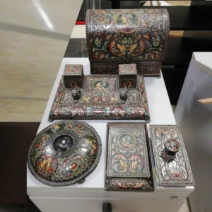 Decoració antiga d'ocasió feta de pell repujada i policromada