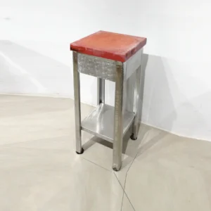 Taula de tall de 40x40x91 cm feta de tub d'acer amb una base de polietilè vermell