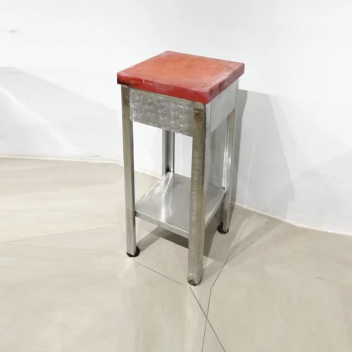 Taula de tall de 40x40x91 cm feta de tub d'acer amb una base de polietilè vermell