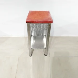Tajo de 40x40x89cm  hecho de tubo de acero con una base de polietileno rojo