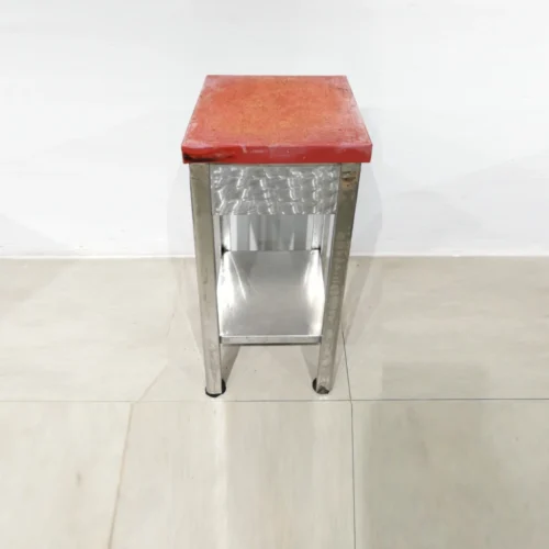Taula de tall de 40x40x91 cm feta de tub d'acer amb una base de polietilè vermell