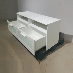 Moble per a TV de segona mà (120x41x54cm) blanc de melamina en bon estat en venda a cabauoportunitats.com