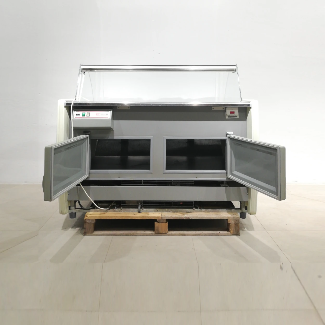 Mostrador refrigerat per a botiga COMERSA (152x110x121cm) de segona mà en venda a cabauoportunitats.com