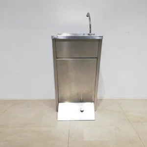 Pica de pedal d'acer inoxidable de 45x50x88cm procedent d'una empresa en tancament