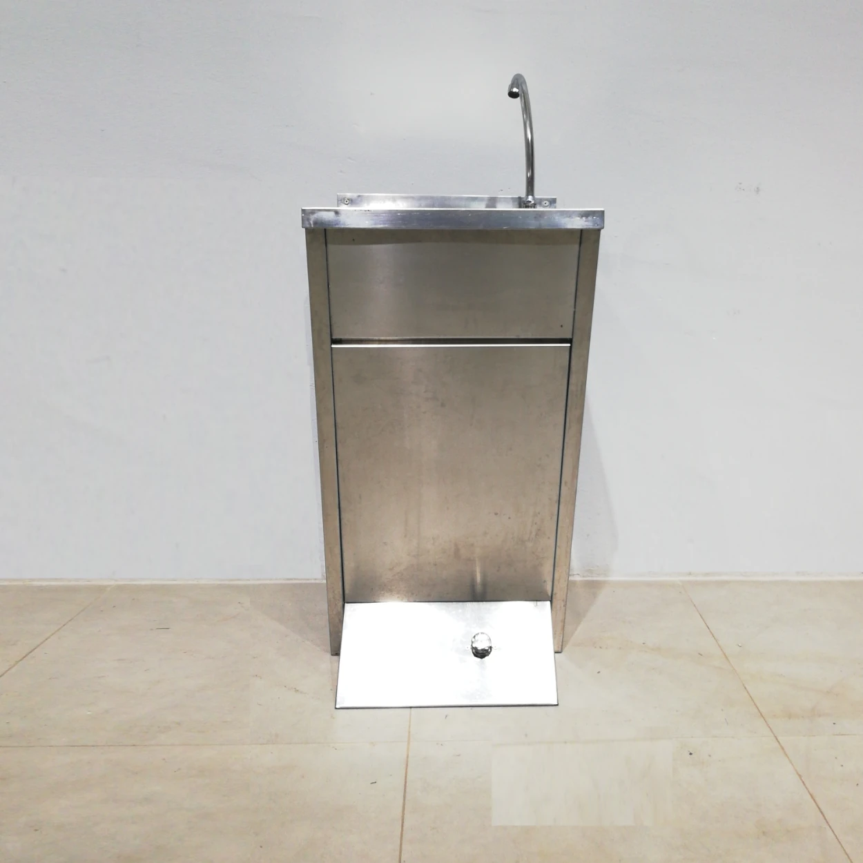 Pica de pedal d'acer inoxidable de 45x50x88cm procedent d'una empresa en tancament