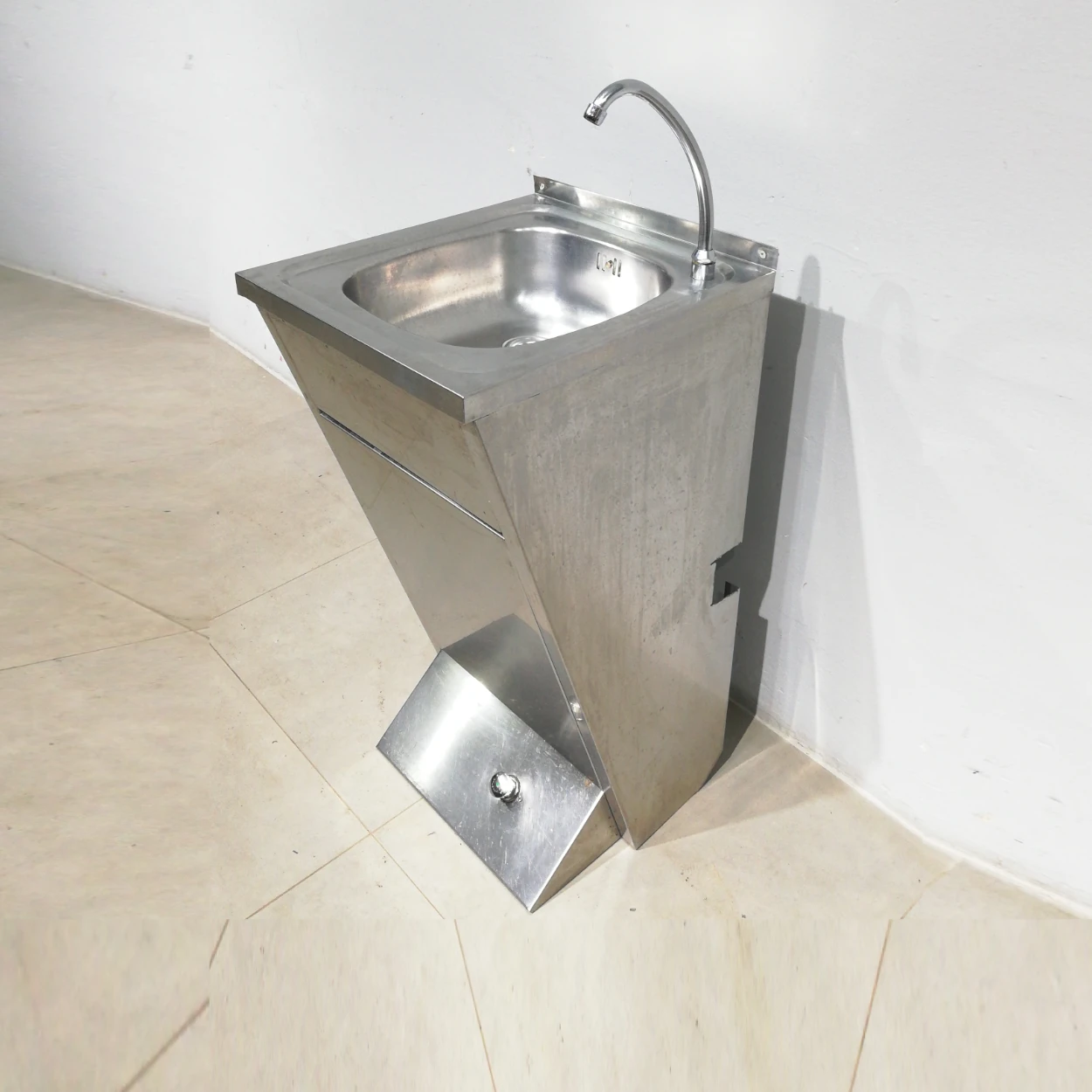 Pica de pedal d'acer inoxidable de 45x50x88cm procedent d'una empresa en tancament