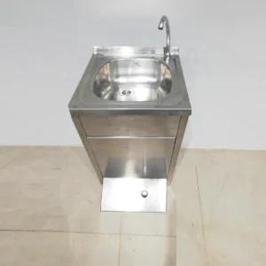 Pica de pedal d'acer inoxidable de 45x50x88cm procedent d'una empresa en tancament